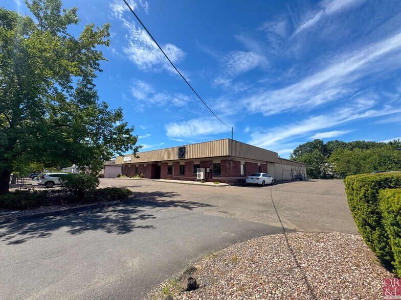 More Photos Of 10 Capital Dr, Wallingford Manufacturing For Lease