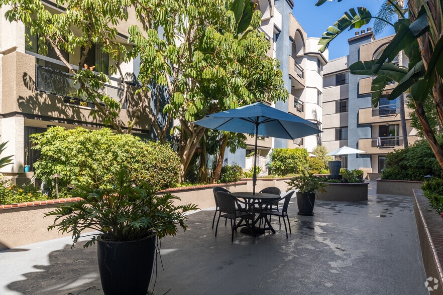 More Photos Of 740 S Burnside Ave, Los Angeles Apartments For Sale