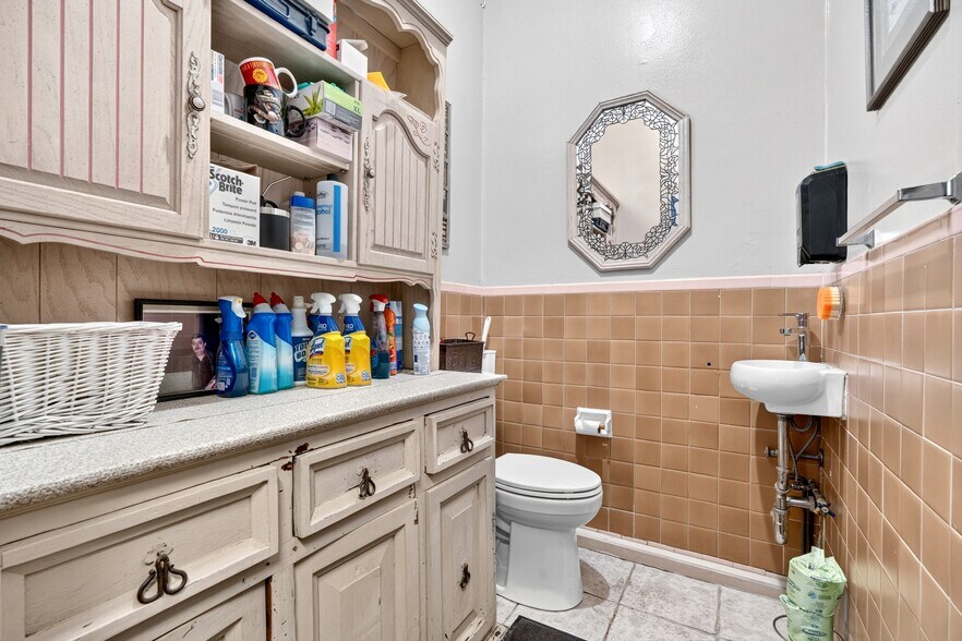 More Photos Of 79 S Liberty Dr, Stony Point General Retail For Sale