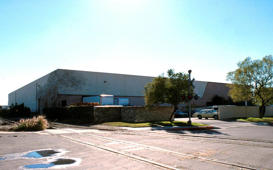 More Photos Of 2341 N Pacific St, Orange Warehouse For Lease