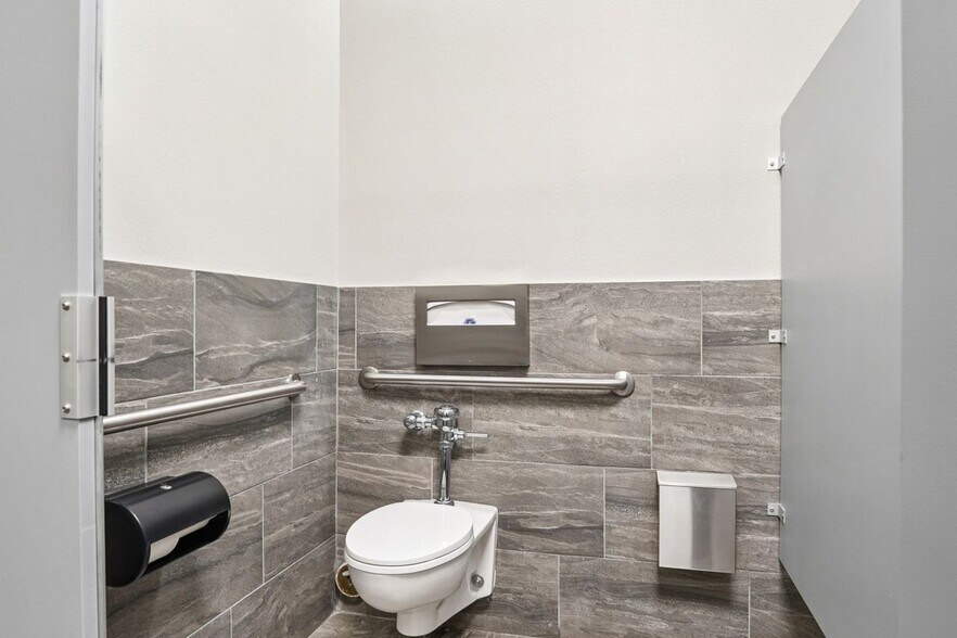 More Photos Of 1800 Teague Dr, Sherman Office For Sale
