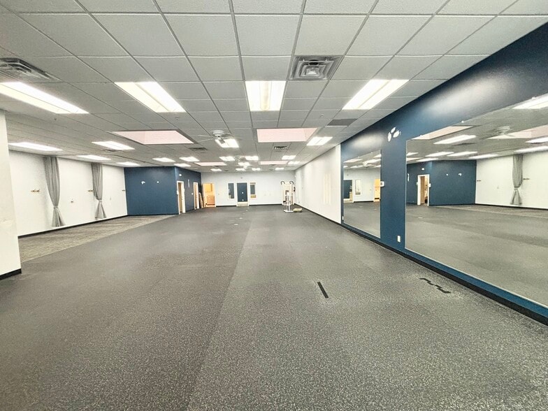 More Photos Of 1251 E McAndrews, Medford Restaurant For Lease