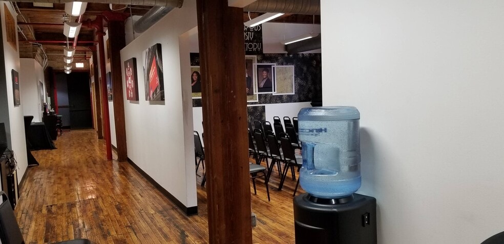 More Photos Of 1100 W Cermak Rd, Chicago Light Distribution For Lease