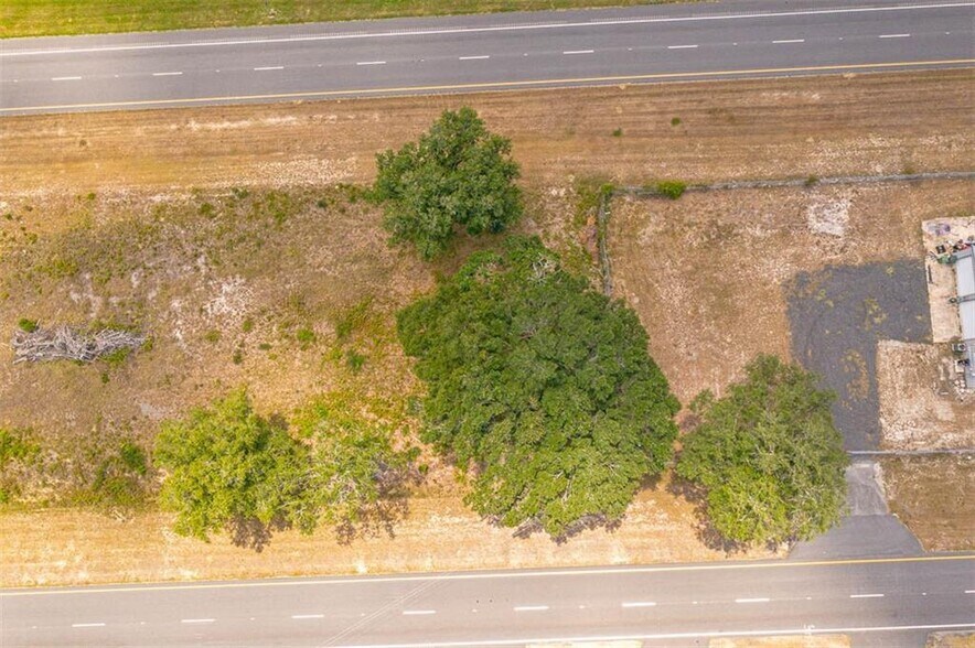 More Photos Of 414 E Jl Tyre St, Screven Showroom For Sale