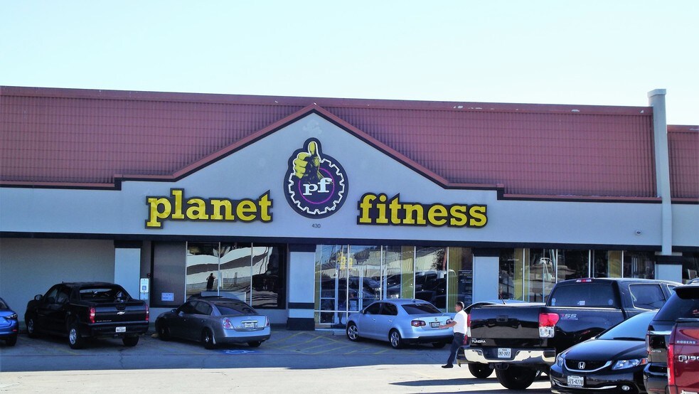 More Photos Of 400-460 E Main St, Crowley Storefront For Lease