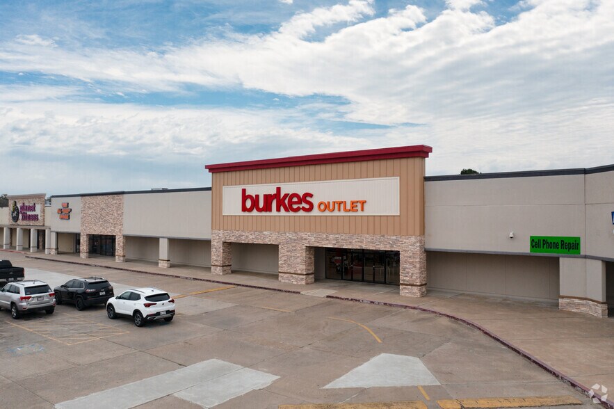 More Photos Of 1701 Fairway Dr, Alvin Unknown For Lease