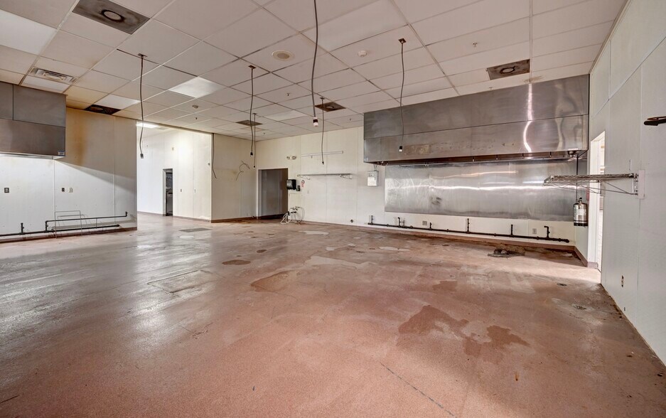 More Photos Of 14278 Lincoln Way E, Dalton Freestanding For Lease