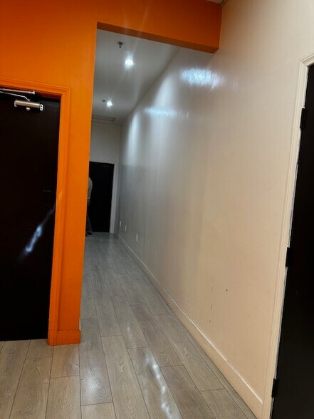 More Photos Of 671 W Broadway, Glendale Manufacturing For Lease
