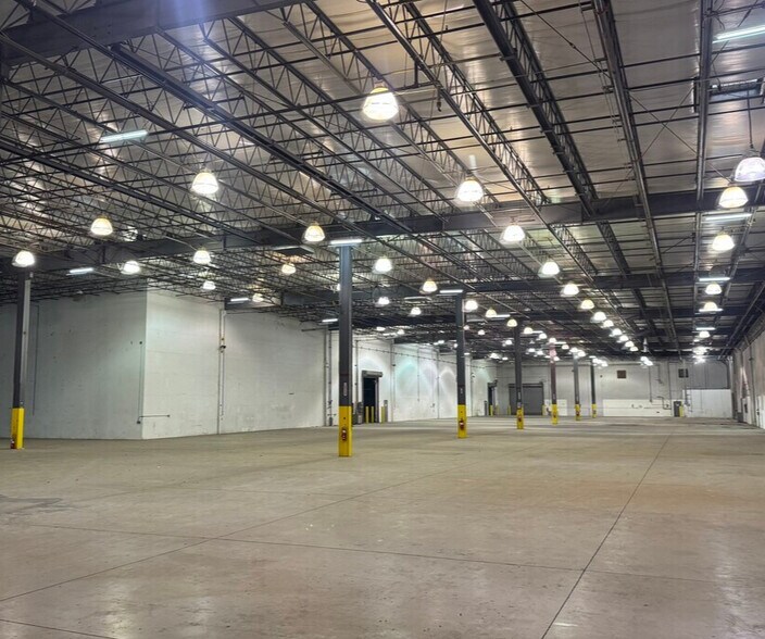 More Photos Of 7676 N Glen Harbor Blvd, Glendale Industrial For Sale