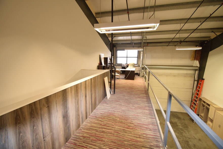 More Photos Of 2121 SW Deerhound Ave, Redmond Manufacturing For Lease