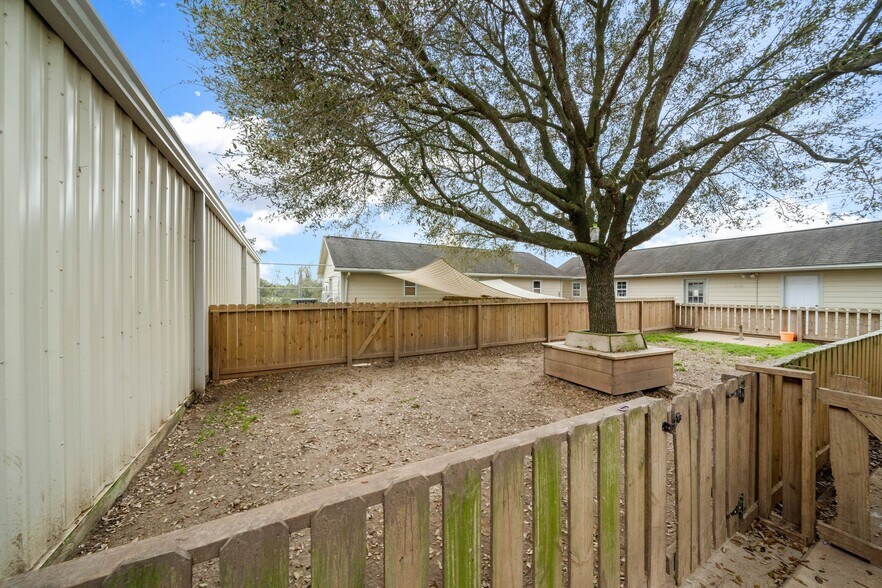 More Photos Of 1115 Dickinson Ave, Dickinson Veterinarian Kennel For Sale