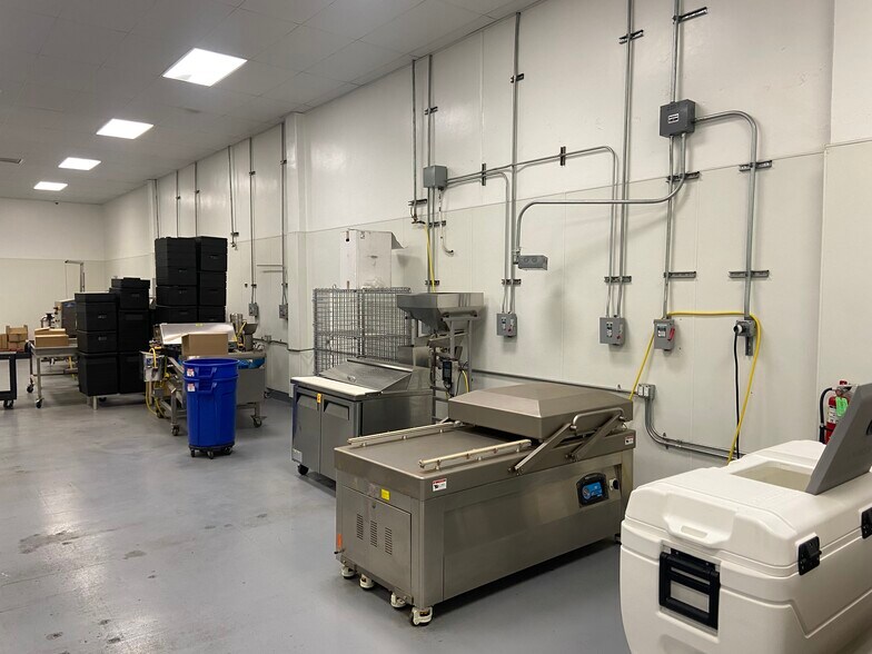 More Photos Of 13834-13842 Bettencourt St, Cerritos Warehouse For Lease