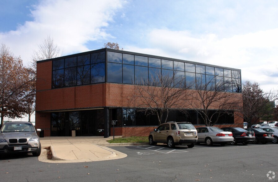 More Photos Of 45640 Willow Pond Plz, Sterling Office For Lease