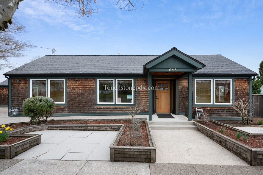 More Photos Of 685 Portland Ave, Gladstone Medical For Lease