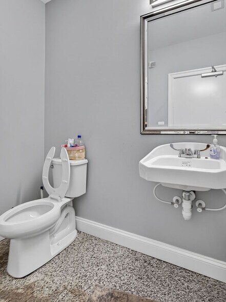 More Photos Of 17593 Nassau Commons Blvd, Lewes Flex For Sale
