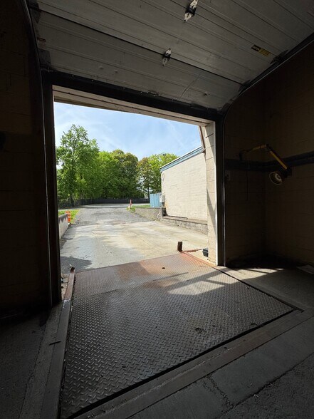 More Photos Of 195 Hudson St, Cornwall-on-Hudson Distribution For Lease