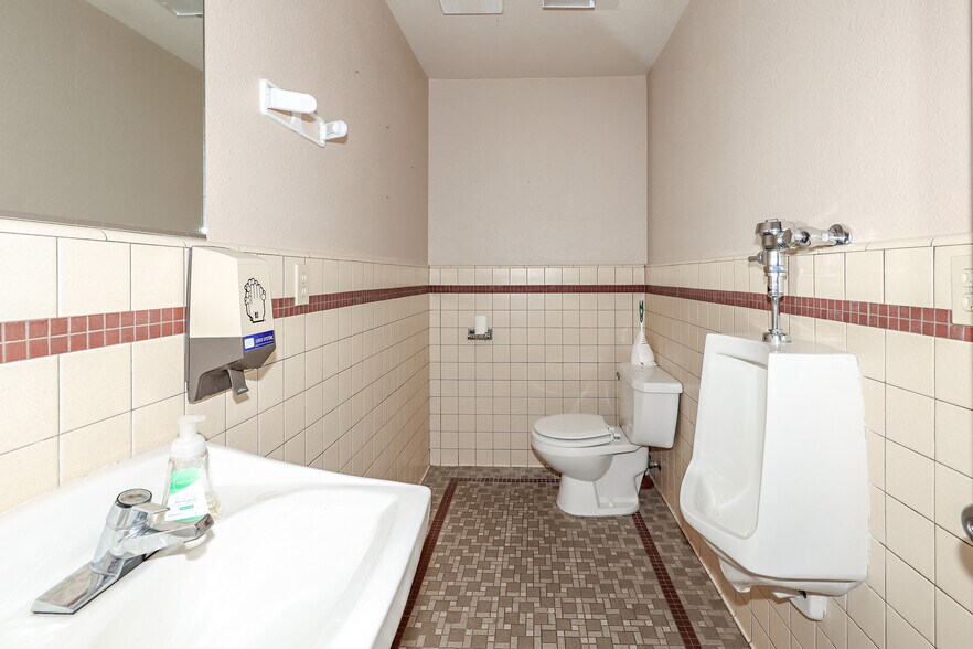 More Photos Of 5320 State Highway 49, Mariposa Office Residential For Lease