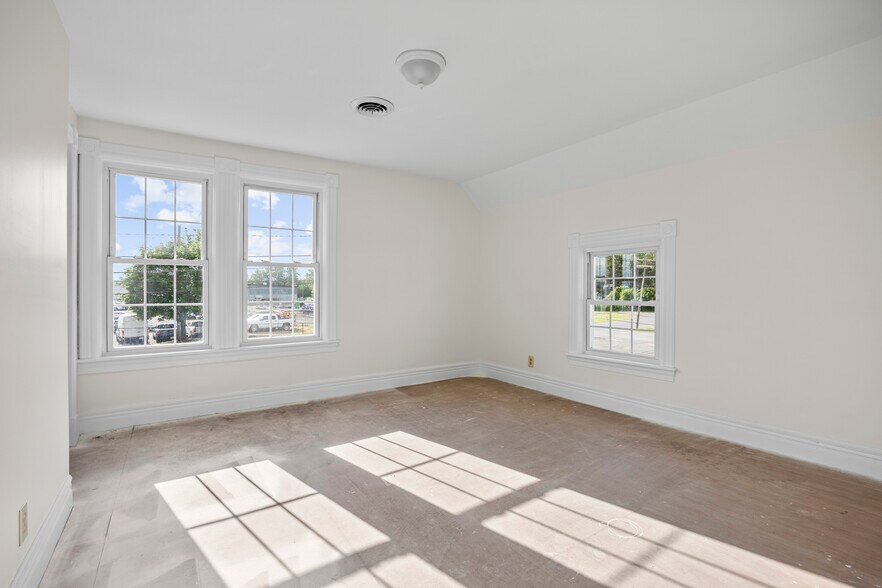 More Photos Of 267 Wolf Rd, Latham Office For Lease