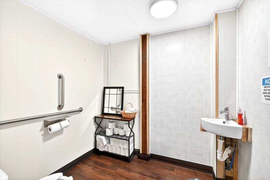 More Photos Of 124 S Fillmore St, Osceola Flex For Sale