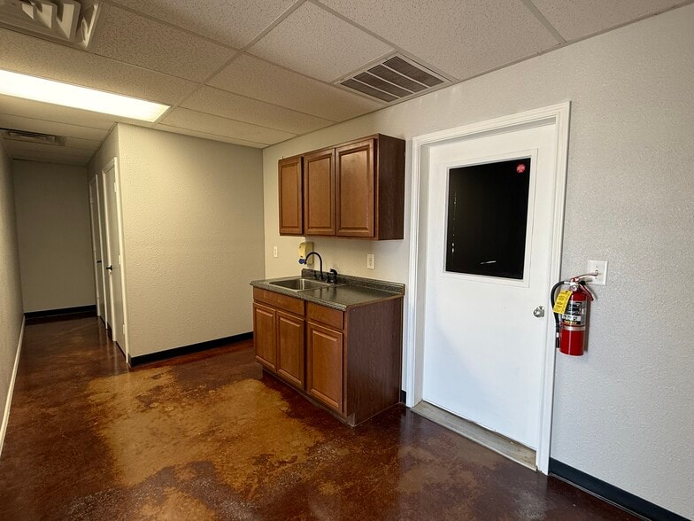 More Photos Of 3105 S County Road 1255, Midland Warehouse For Lease
