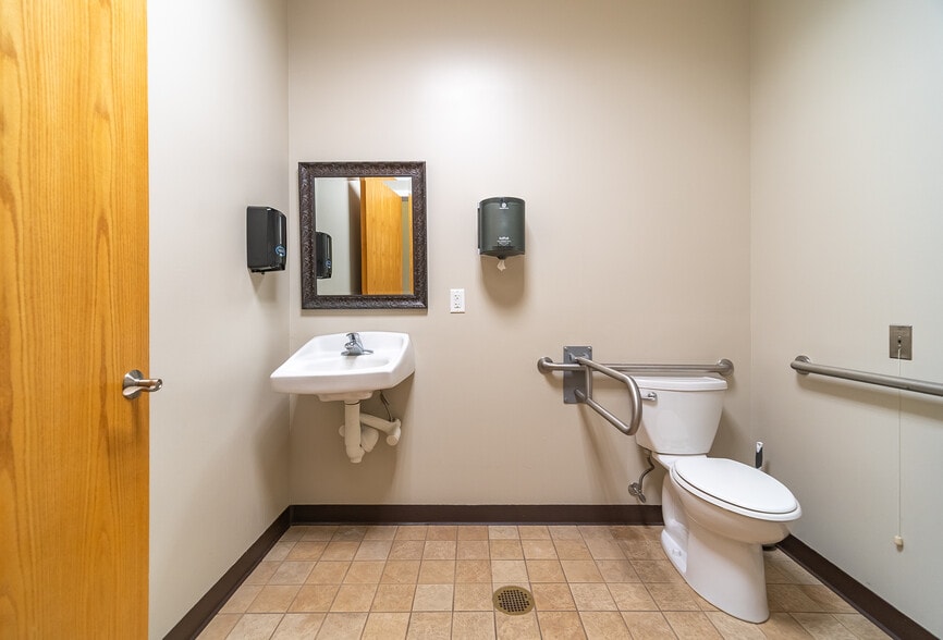 More Photos Of 30 Country Squire Dr, Cromwell Medical For Sale