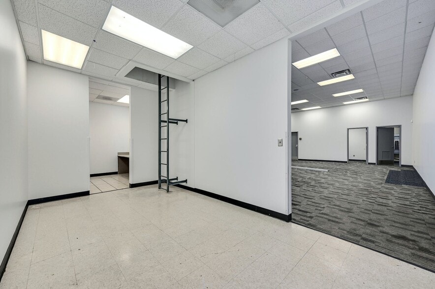 More Photos Of 451 W Louis Henna Blvd, Austin Freestanding For Sale