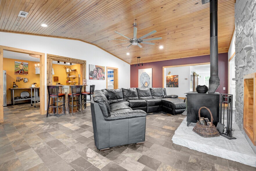 More Photos Of 21588 HWY 71, Winslow General Retail For Sale