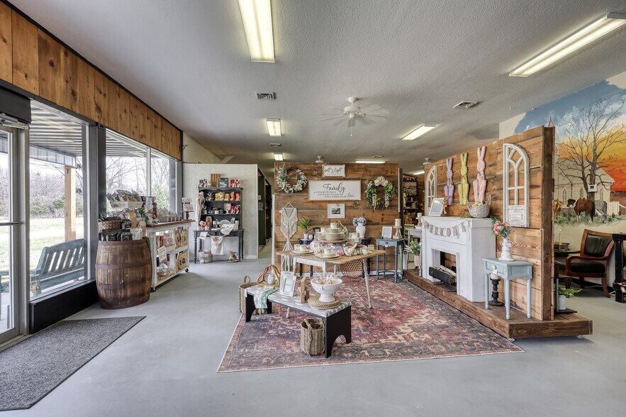 More Photos Of 8637 Oxbow Ln, Neosho Storefront Retail Residential For Sale