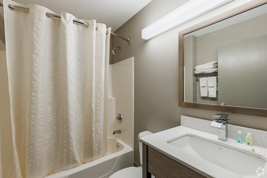 More Photos Of 2049 Leesburg Grove City Rd, Mercer Hotel For Sale
