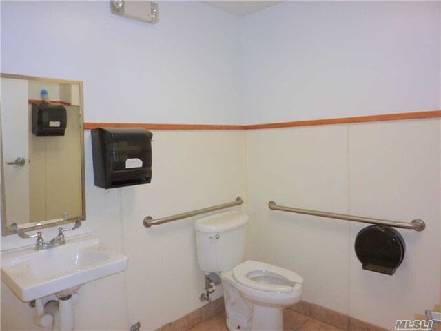 More Photos Of 165-167 E Park Ave, Long Beach Storefront Retail Office For Sale