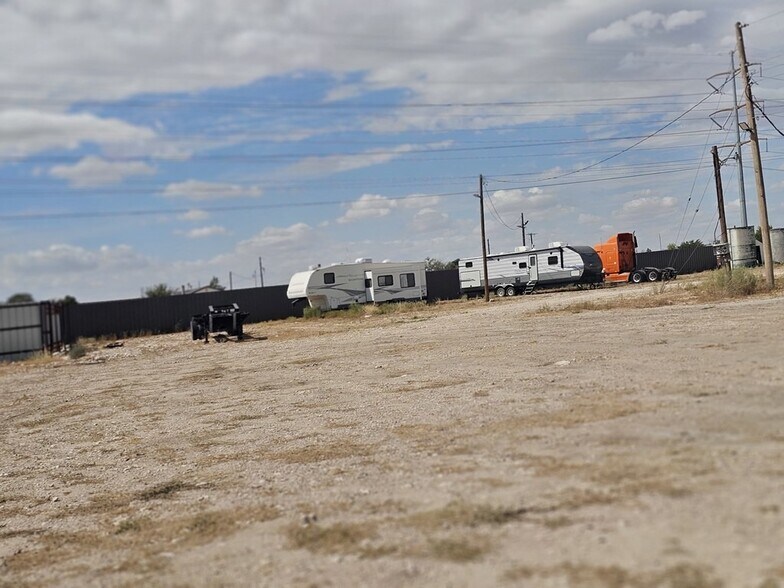 More Photos Of 11010 W Joan Dr, Odessa Warehouse For Lease