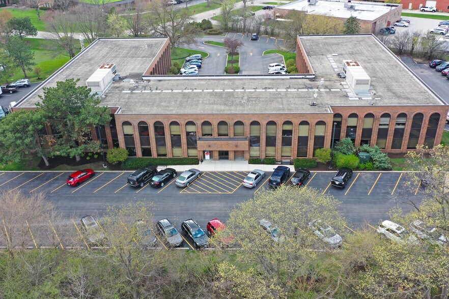 More Photos Of 900 N Shore Dr, Lake Bluff Office For Lease