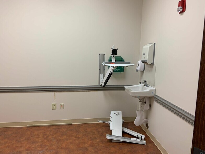 More Photos Of 509 Olde Waterford Way, Leland Office For Lease