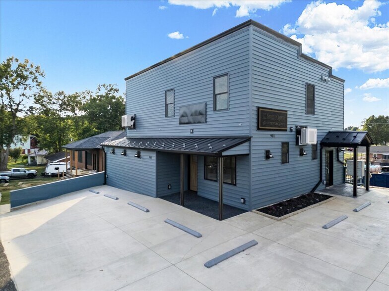 More Photos Of 901 8th St, Radford Apartments For Lease