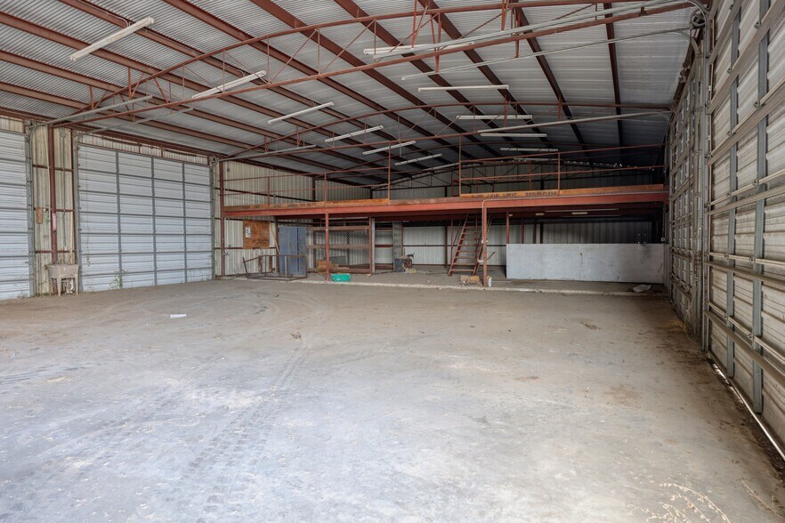 More Photos Of 14685 Old Frio City Rd, Lytle Warehouse For Lease