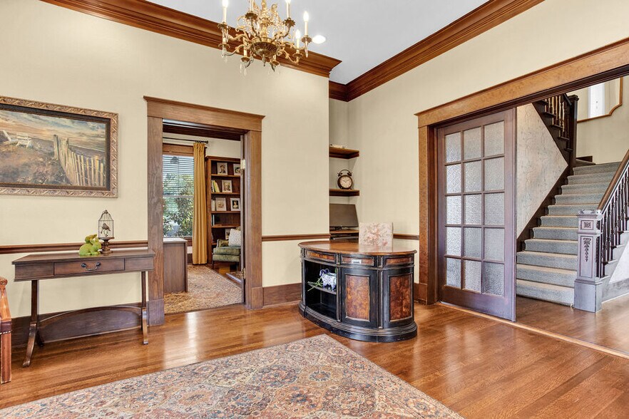 More Photos Of 313 E Charnwood St, Tyler Office For Lease
