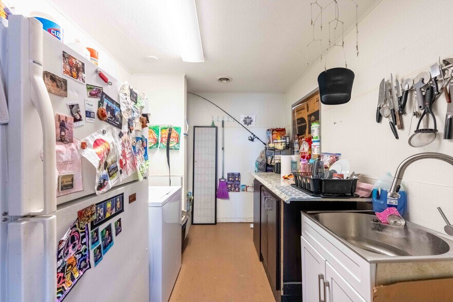 More Photos Of 624 Winchester Ave, Reedsport Office For Sale