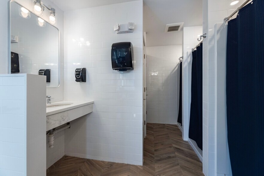 More Photos Of 212 Water St, Block Island Storefront For Sale