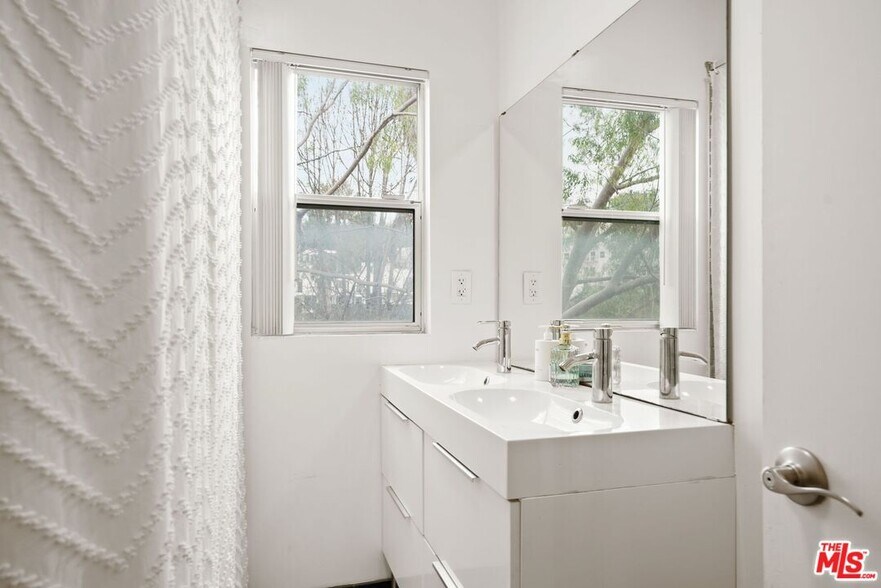 More Photos Of 3324 Hamilton Way, Los Angeles Apartments For Sale