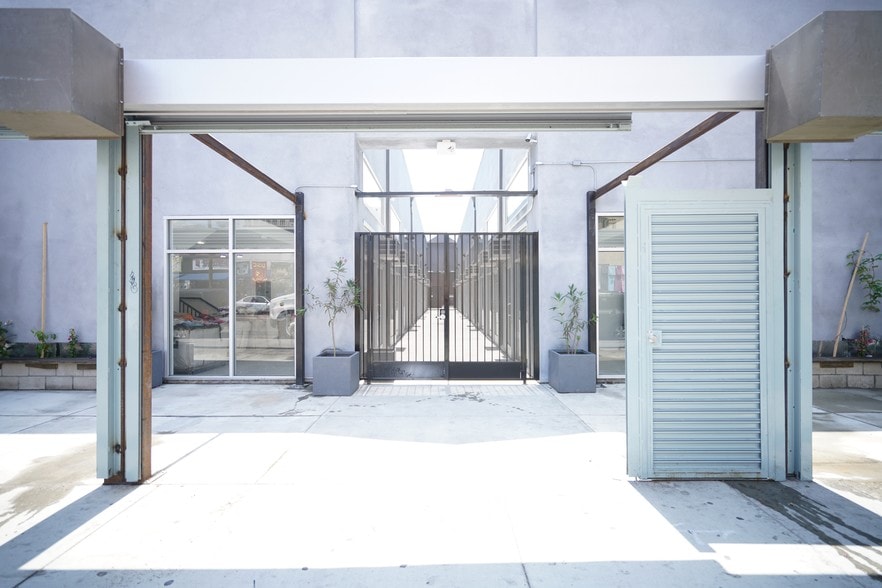 More Photos Of 1040 S Los Angeles St, Los Angeles Freestanding For Sale