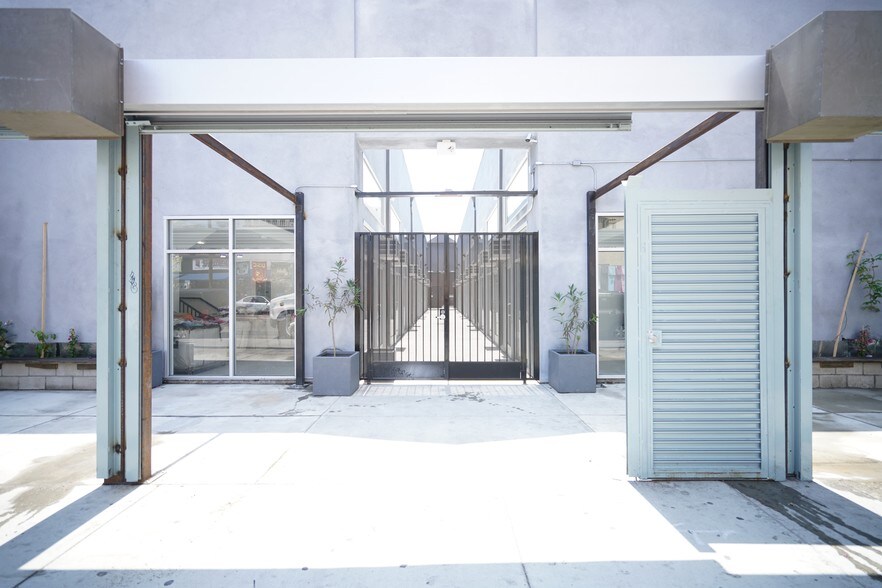 More Photos Of 1040 S Los Angeles St, Los Angeles Freestanding For Sale