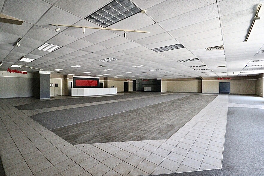 More Photos Of 1450 W Marion Ave, Lake Park Freestanding For Lease