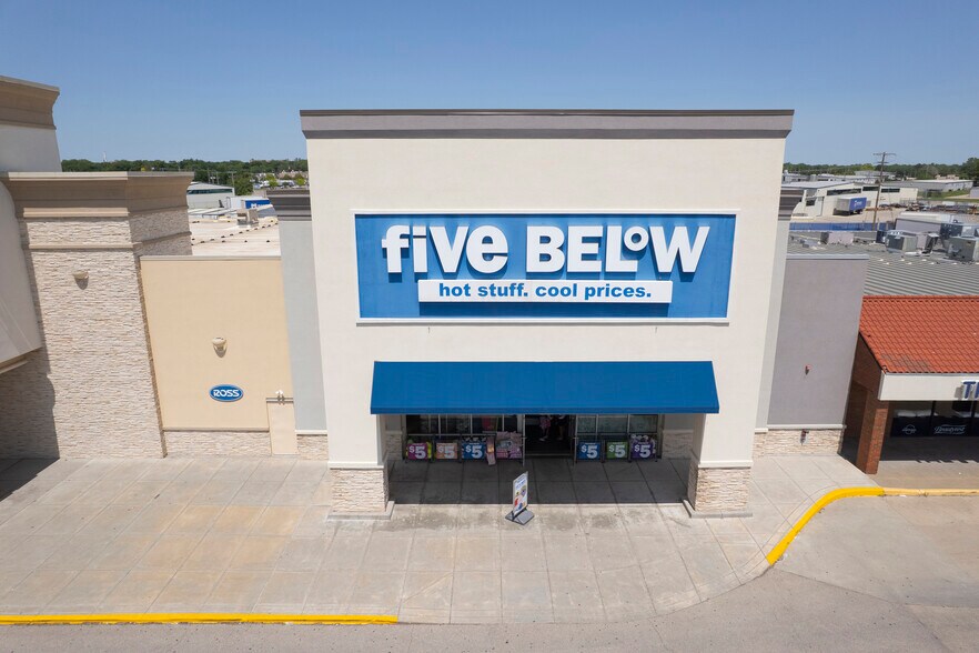 More Photos Of 401 E Poyntz Ave, Manhattan General Retail For Sale