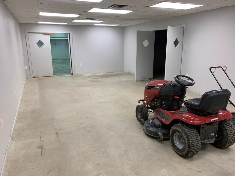 More Photos Of 5424 W Oak St, Palestine Showroom For Lease