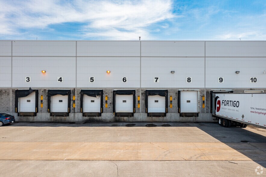 More Photos Of 9393 Boul Métropolitain E, Montréal Warehouse For Lease