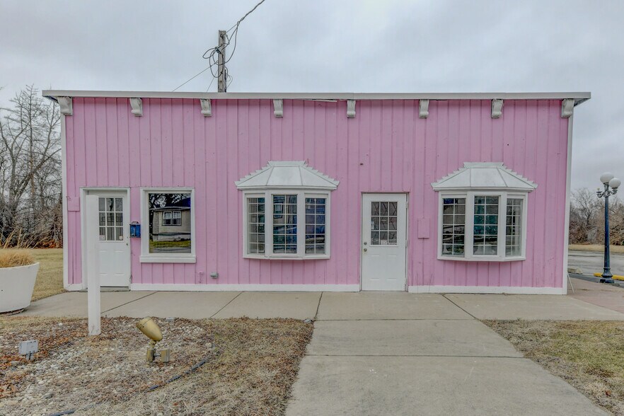 More Photos Of 135 E Main St, Glenwood General Retail For Sale