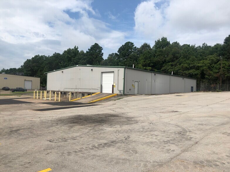 More Photos Of 2107 Broussard St, Tyler Warehouse For Lease