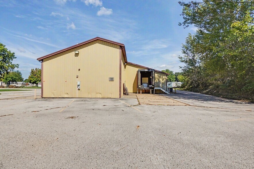 More Photos Of 1230 Locust St, Fremont Manufacturing For Lease