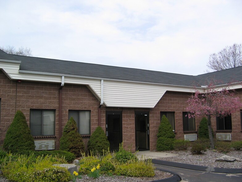 More Photos Of 130 Fort Path Rd, Madison Warehouse For Lease