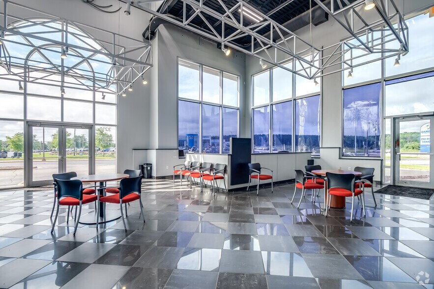 More Photos Of 3210 W Washington St, West Bend Auto Dealership For Lease